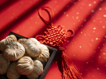 过中国腊月二十三吃糖瓜糖瓜粘