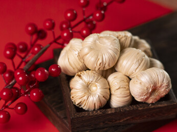 过中国腊月二十三吃糖瓜糖瓜粘