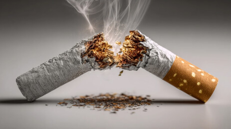 冒烟的断裂香烟表达戒烟健康理念