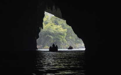 溶洞洞口的游船剪影-广西河池巴马县百鸟岩