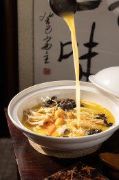金汤八珍煲猪肚鱿鱼鲜煲