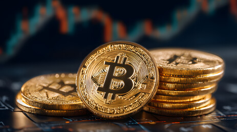 金色比特币堆叠在一起