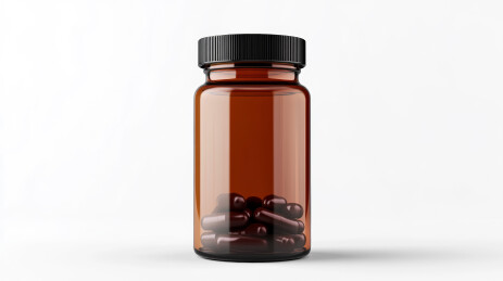 白色背景下的褐色透明胶囊药瓶