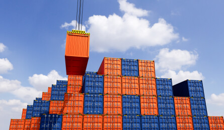 三维渲染的港口堆场上码放整齐的集装箱