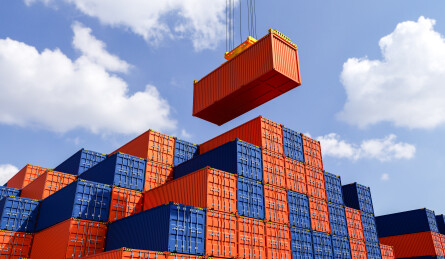 三维渲染的港口堆场上码放整齐的集装箱