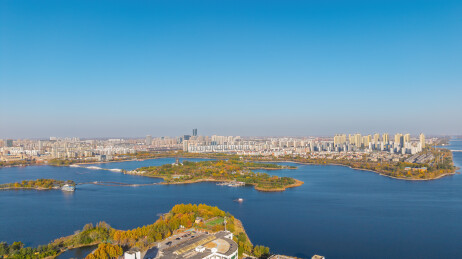 东营区清风湖秋天城市建筑风光航拍