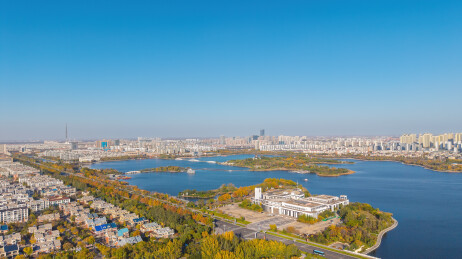东营区清风湖秋天城市建筑风光航拍