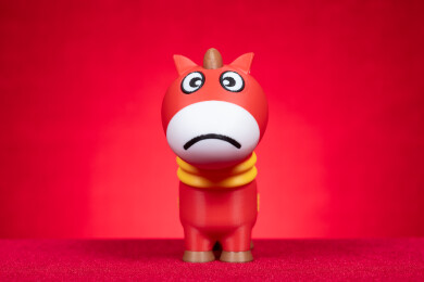 红背景上的哭哭马