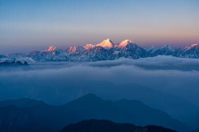 金色时刻的横断山脉贡嘎雪山
