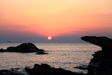 山东日照：礁石公园的海上日出太出片