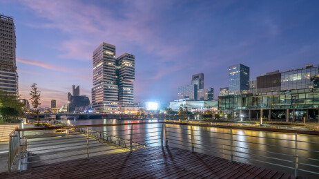 宁波东部新城商务区城市天际暮色