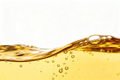 金黄色液体波纹与气泡特写