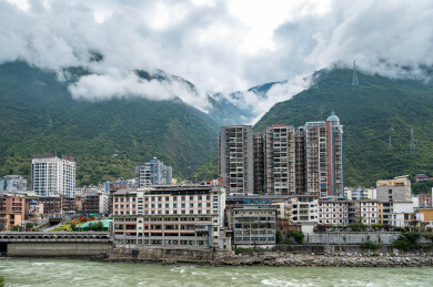 高山下大渡河畔的四川雅安泸定县城