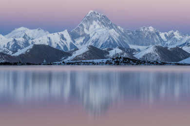 贡嘎雪山唯美湖面倒影