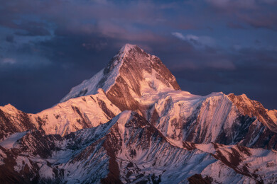 暮光中的贡嘎雪山主峰