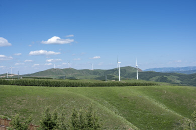 夏天草原天路绿色山丘