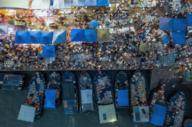 俯瞰水上集市热闹场景