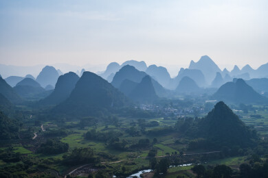 广西桂林阳朔县葡萄镇日天山水风光