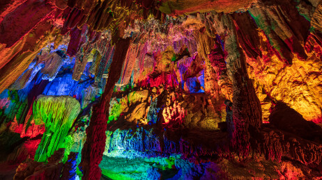 桂林银子岩溶洞内钟乳石景观