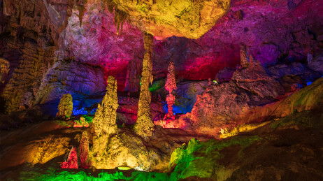 桂林银子岩溶洞内钟乳石景观