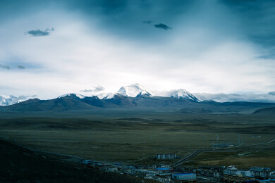 中国西藏卓木玉莫雪山下的高原小镇岗巴县城