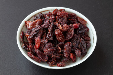黑背景中药山萸肉