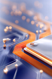 集成电路芯片与电路板特写