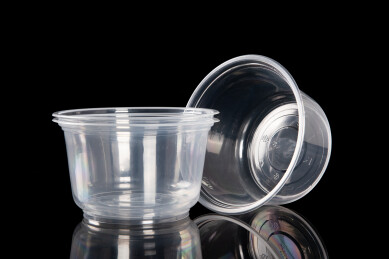 黑色背景上的一次性塑料碗