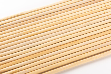 白色背景上的一次性筷子