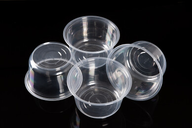 黑色背景上的一次性塑料碗