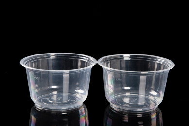 黑色背景上的一次性塑料碗