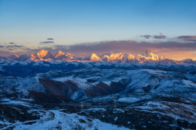 横断山脉日照金山贡嘎雪山全景