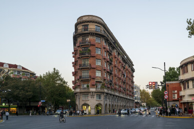 上海武康大楼街角红砖建筑黄昏街景