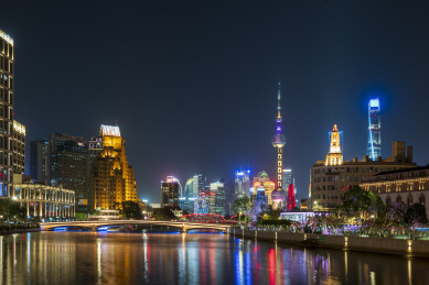 上海陆家嘴夜景与黄浦江倒影