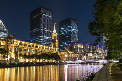 上海外滩夜景：历史建筑与现代高楼
