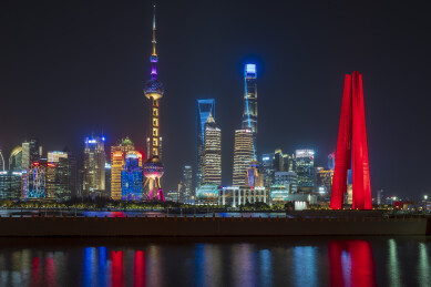 上海浦东夜景天际线与黄浦江倒影