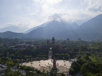 松潘古城广场与岷山云光景观