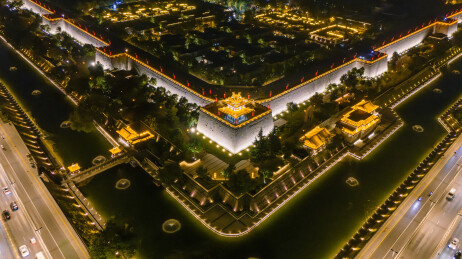 西安古城墙夜景航拍：护城河环绕的明代
