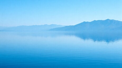 湖光山色静谧蓝调风景