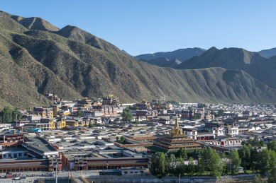 甘南拉卜楞寺山地全景 藏式建筑与青翠群山