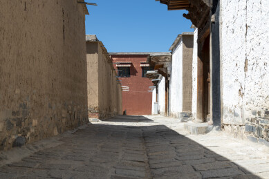 甘南藏区石板巷道与传统夯土白墙建筑