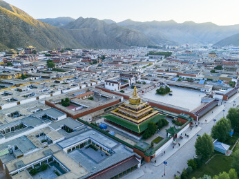 甘南夏河拉卜楞寺航拍：金色佛塔与藏式建筑