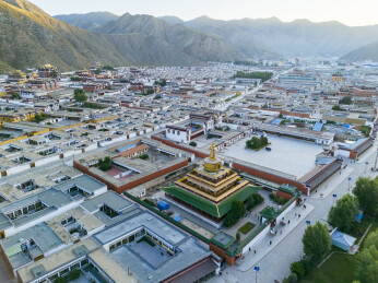 甘南夏河拉卜楞寺航拍：金色佛塔与藏式建筑