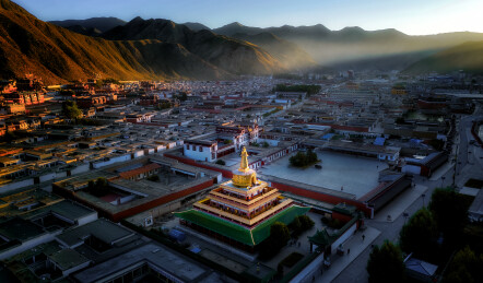 甘南拉卜楞寺晨光中的金色佛塔与藏式建筑群