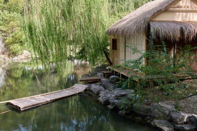 仿古竹屋和竹排