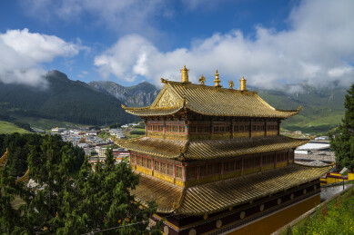 甘肃城市风光背景中可见一座金色屋顶