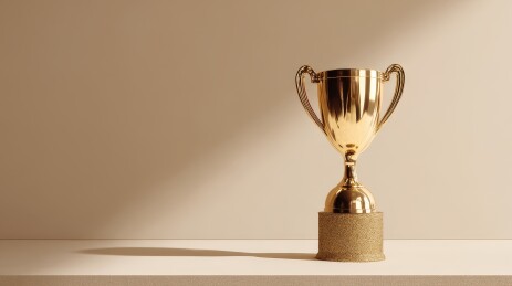 金色奖杯浅色背景