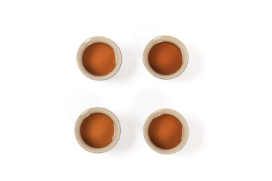 白色背景上的茶杯红茶