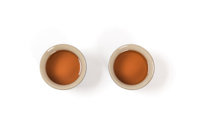 白色背景上的茶杯红茶