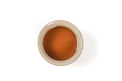 白色背景上的一杯茶